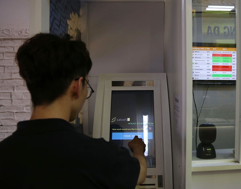 Cận cảnh giao dịch bitcoin bằng máy ATM tại TP.HCM